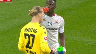 Play was stopped during Augsburg vs. Mainz so Moussa Niakhaté could break his Ramadan fast 👏