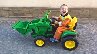 Dima unboxing en assembleert een nieuwe groene tractor