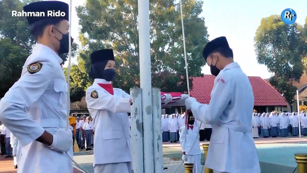 PASKIBRA SMAN 1 Sakra Pada Upacara Pengibaran Bendera Hari Senin 17 ...