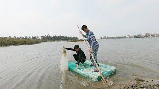 探海漁人劃著小浮伐下網抓魚，一網下去十幾斤拿回家烤著吃！ 【探海漁人】