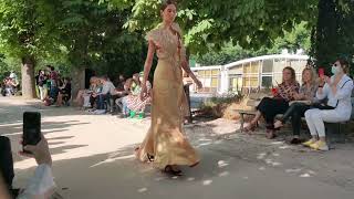 Model REMOVES HER HIGH HEELS at Vaishali S Couture Fall/Winter 2021-2022 Fashion Show (Paris)