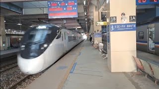 421次台東發車經由花東線開往樹林的EMU3000型十二輛編組EMU3007皮蛋豆腐騰雲號紅色帶新城際自強號列車，2243次瑞芳發車經由宜蘭線開往嘉義的EMU738+EMU737阿福號區間車