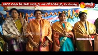 Ideal Teacher || బడినే కాదు...ఊరును ఆదర్శంగా తీర్చిదిద్దుతున్న ఆదర్శ టీచరమ్మ| Sakshi TV