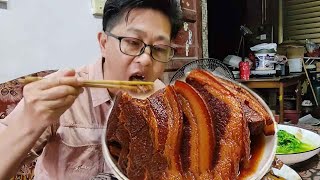 九九自己做把子肉，自制料包颜色红亮入口即化，老九吃上瘾母亲拦都拦不住!【湘西九九美食】