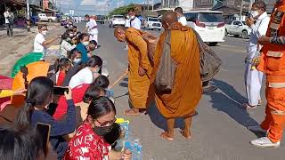 บรรยากาศก่อนที่หลวงตาจะมาถึงในตำบลกุดสิมคุ้มใหม่ อำเภอเขาวงจังหวัดกาฬสินธุ์ ประชาชนมารอเยอะมาก