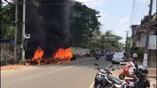 ഇരിഞ്ഞാലക്കുട റെയിൽവേ സ്റ്റേഷന് മുമ്പിൽ  റോഡ് സൈഡിൽ പാർക്ക്‌ ചെയ്ത വാഹനങ്ങൾക്ക് തീ പിടിച്ചു | Bike