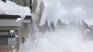 屋根の雪が落ちるまで　山形県小国町