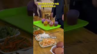 四川游客吃兰州牛肉面，误将杯托当水杯倒满了水。网友：这也太抽象了。