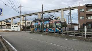 新湊大橋を見上げる万葉線　越ノ潟駅