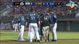 20131005 CPBL 猿VS.獅 2下 楊松弦點了一個飛球 林智平快腿趨前 美技撲接 沙子都飛起來了!!