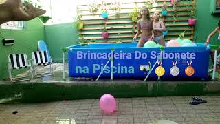 Brincadeira com Sabonete na Piscina