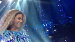 Melbourne teacher serenades Beyonce. MRS CARTER WORLD TOUR 2013. "Halo"