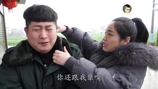 二貨舉一反三學憨頭把錢字倒貼為發財，結果卻被媳婦揍！太逗了【爆笑三江鍋】