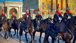 LONDON’S MOST BEAUTIFUL COLD MORNING REVEALS MAJESTIC HORSE GUARDS ❄️