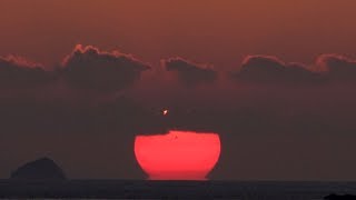 角力灘の神楽島前方に落ちる達磨太陽の落陽とトワイライトタイム　　2019 6 11