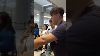 许魏洲用上海话跟粉丝再见人太多走员工通道 Xu Weizhou says goodbye to fans in Shanghainese