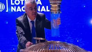 🎱🎄 Un hombre mete una bola en el bombo del Sorteo de Navidad