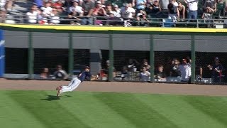 Hicks makes diving catch on warning track