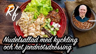 Nudelsallad med kyckling och het jordnötsdressing