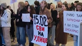 Ispred Muzičke škole u Kragujevcu. Pozvali su sve na veliki protest zakazan 15.2. u Kragujevcu