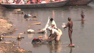 প্রবলভাবে দূষিত গঙ্গা নদী: বারাণসীতে কাপড় ধোয়া এবং স্নান