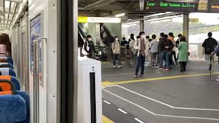 乗降促進と発車放送がハモる！JR東海道線 金山駅 ホームドア開閉