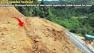 batu jomba terkini!pembuatan Drainase darurat di atas bukit supaya air tidak masuk kejalan