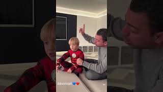 Xavi le enseña a su hijo a cantar el himno del Barça #xavi #fcbarcelona #barca