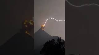 「雷樹」ピラミッドって発電所・蓄電施設なのか？　lightning strikes the mountain