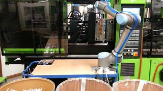 Universal Robots UR10 tends to Plastic Moulding Machine