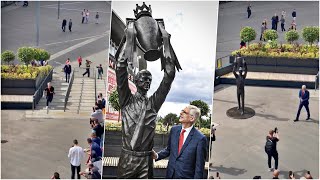 Arsène Wenger visits his statue for the first time