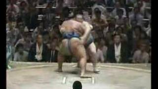 Konishiki vs. Takanosato : Aki 1984 (小錦 対 隆の里)