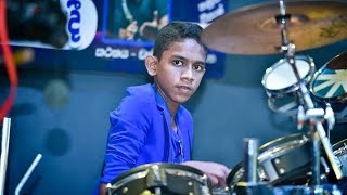 මලීශ පොඩ්ඩාගේ ඩ්‍රම්ස් සොලෝඑක සමග ෆන්නේBig Vings Little Drums Player