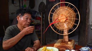 The Old Carpenter Made a Electric Fan Out of Wood, Which Is The Spirit of The Craftsman