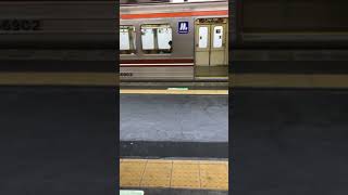 阪急 茨木市駅🚉にて 快速急行 京都河原町行1300系1403Fドア閉めまでの様子