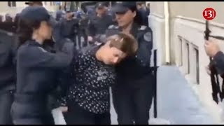 Qadın polislər zor tətbiq edir: ŞOK görüntülər: \