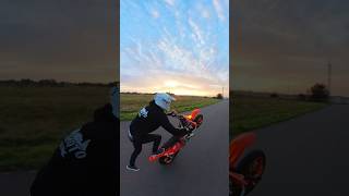 @insta360 📹😍 #ktm #supermoto #supermotolifestyle #insta360 #wheelie #sunset