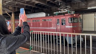 EF81 81+E26系+EF81 80カシオペア紀行(上野〜神立ツアー)が上野駅を発車するシーン