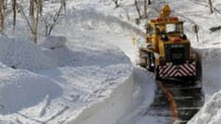 札幌の展望台に春切り開く　藻岩山観光道の除雪作業（2013/04/01）北海道新聞