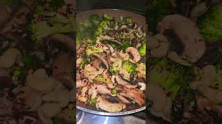 Easy stir fry - A mix of broccoli, mushrooms and cashews stir fry!! #ketodiet #ketocooking