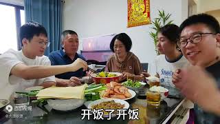 爷俩下厨做硬菜，父亲炖野菜儿子焖鱼，一家人有说有笑，幸福满满