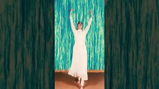 Mere Ghar Aayi Ek Nanhi Pari || Lata Mangeshkar || Himani Saraswat || Dance Classic || #shorts