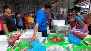 帥兒子土魠魚又亂賣 姑姑氣到打下去 中彰海王子 東興市場 海鮮叫賣 海鮮拍賣 叫賣哥