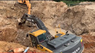 Excavator Hyundai 220LC-95 and excavator Volvo EC210DL កាយភក់ធ្វេីផ្លូវដាក់លូនឹងថ្ម