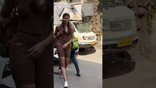 Pooja Hegde Snapped At Gym With Her New Car In Bandra || Bollywood Mastiz