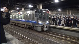 【金沢駅特急ラストラン】警察官も安全誘導している大混雑した北陸新幹線ホームに到着してくる下り521系