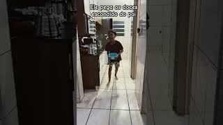 ￼ o filho pega os doces escondido do pai