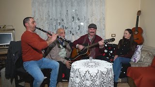 Korçarët përballojmë  të ftohtin me kitare dhe klarinetë\\ Blegtorët këndojnë serenata