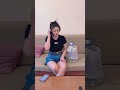 不知道妈妈看的什么电视这么入迷，衣服能穿瓶子上，真是人才啊 cutebaby funny 萌娃 搞笑