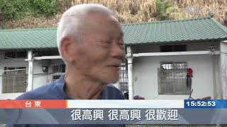 獨居長輩試穿新衣 開懷拍照過好年